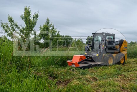 Фото: Газонокосилка на мини-погрузчик