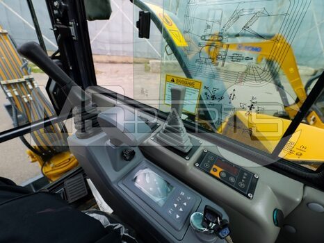 Фото: Гусеничный мини-экскаватор XCMG XE35U