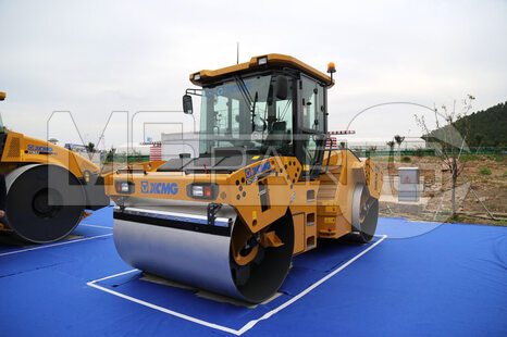 Фото: Каток дорожный XCMG XD133