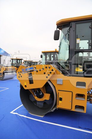 Фото: Каток дорожный XCMG XD133