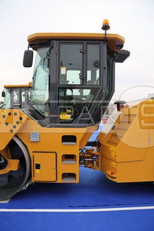Фото: Каток дорожный XCMG XD133