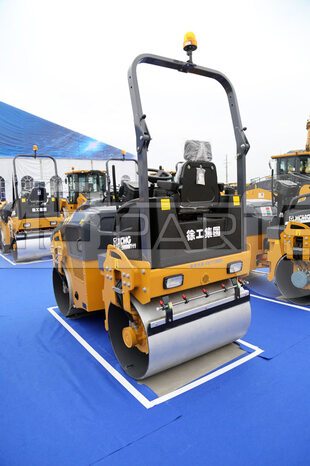 Фото: Мини-каток XCMG XMR303