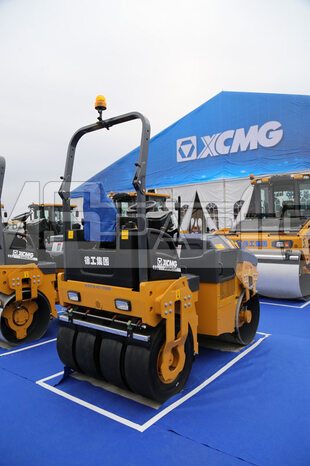 Фото: Мини-каток XCMG XMR403VT