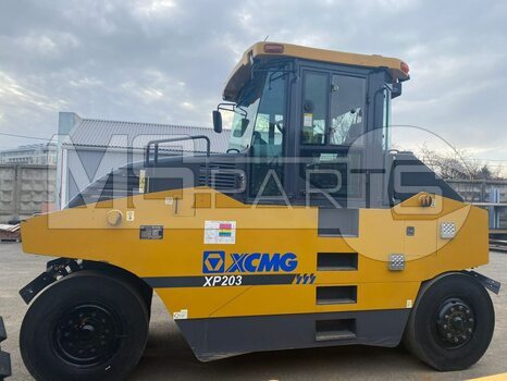 Фото: Пневмошинный дорожный каток XCMG XP203