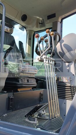 Фото: Автогрейдер XCMG GR215A