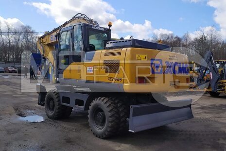 Фото: Колесный экскаватор XCMG XE210WD