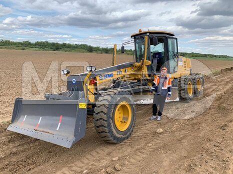 Фото: Автогрейдер XCMG GR1805