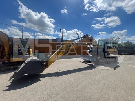 Фото: Гусеничный экскаватор XCMG XE180DN
