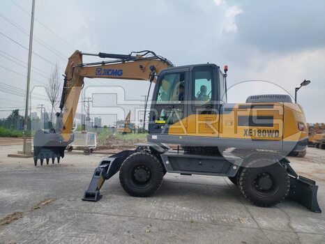 Фото: Колесный экскаватор XCMG XE180WD