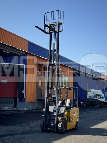 Фото: Вилочный погрузчик XCMG XCB15 (L5-C)