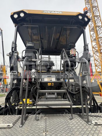 Фото: Асфальтоукладчик XCMG RP905S
