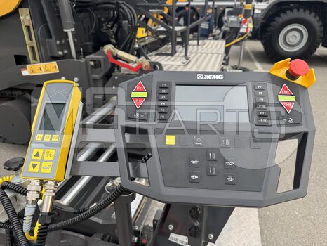 Фото: Асфальтоукладчик XCMG RP905S