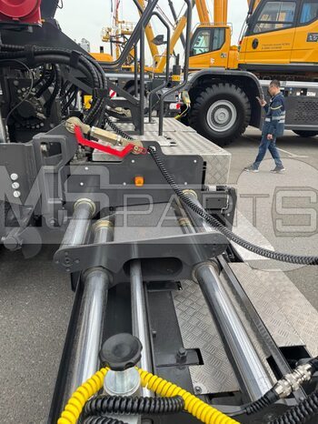 Фото: Асфальтоукладчик XCMG RP905S