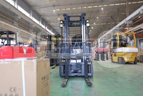 Фото: Вилочный погрузчик XCMG XCB-TW20