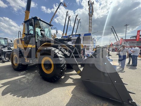 Фото: Фронтальный погрузчик XCMG XC953